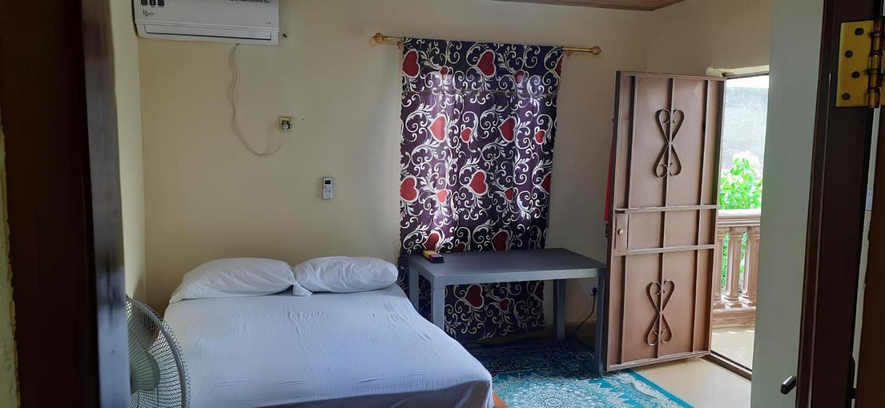 Yogi Home Stay Near Freetown Airport Екстериор снимка