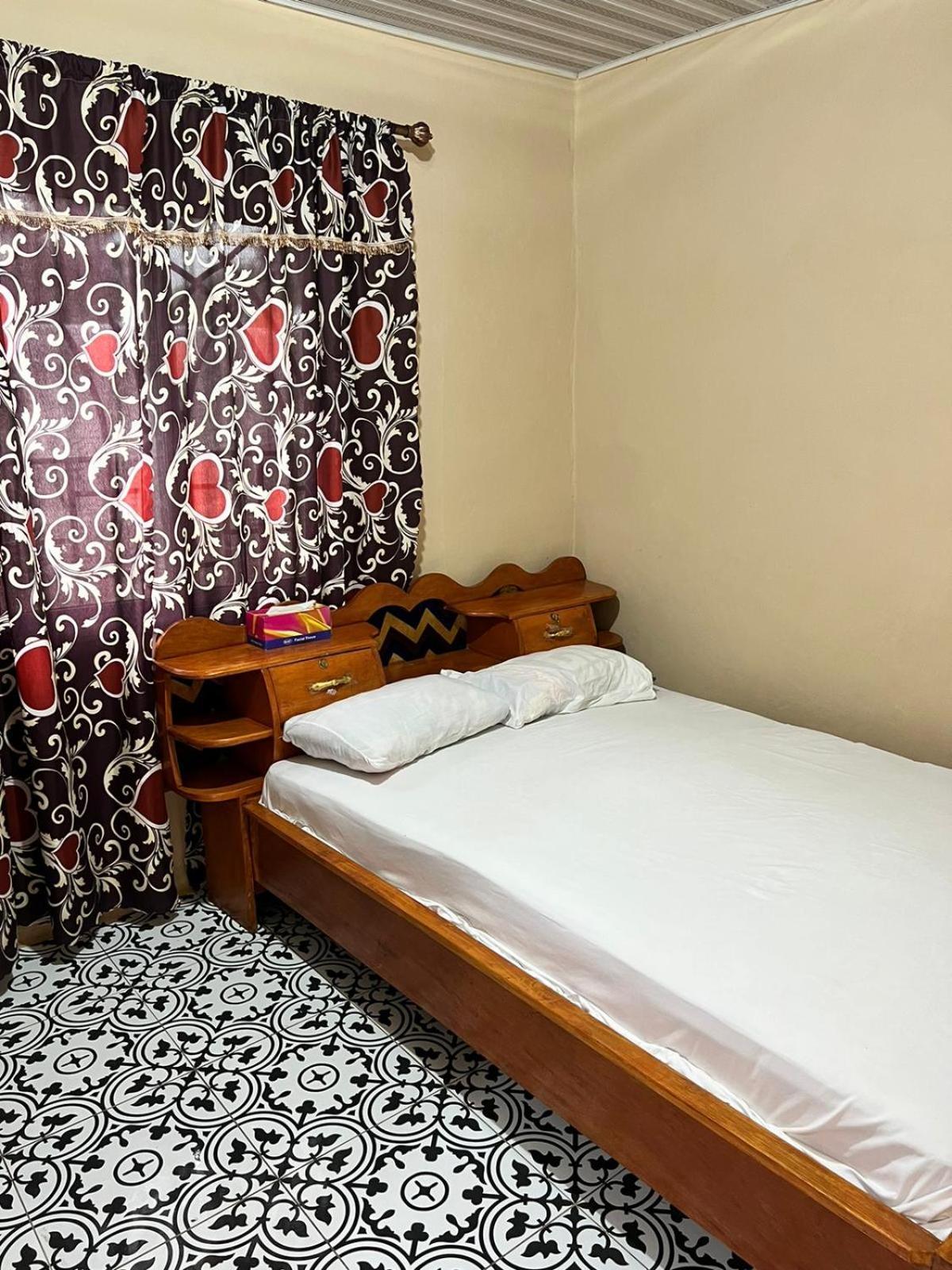 Yogi Home Stay Near Freetown Airport Екстериор снимка