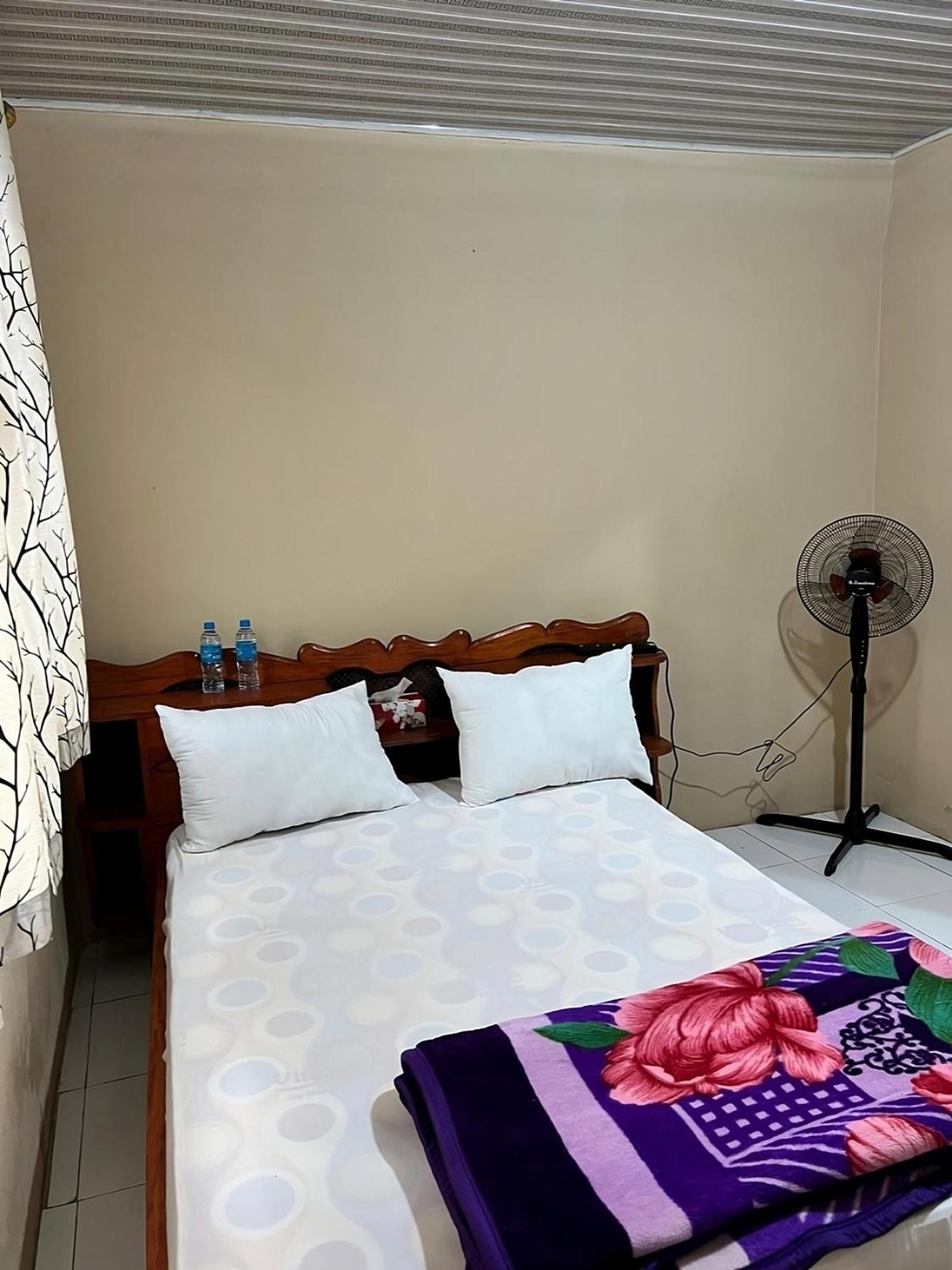 Yogi Home Stay Near Freetown Airport Екстериор снимка