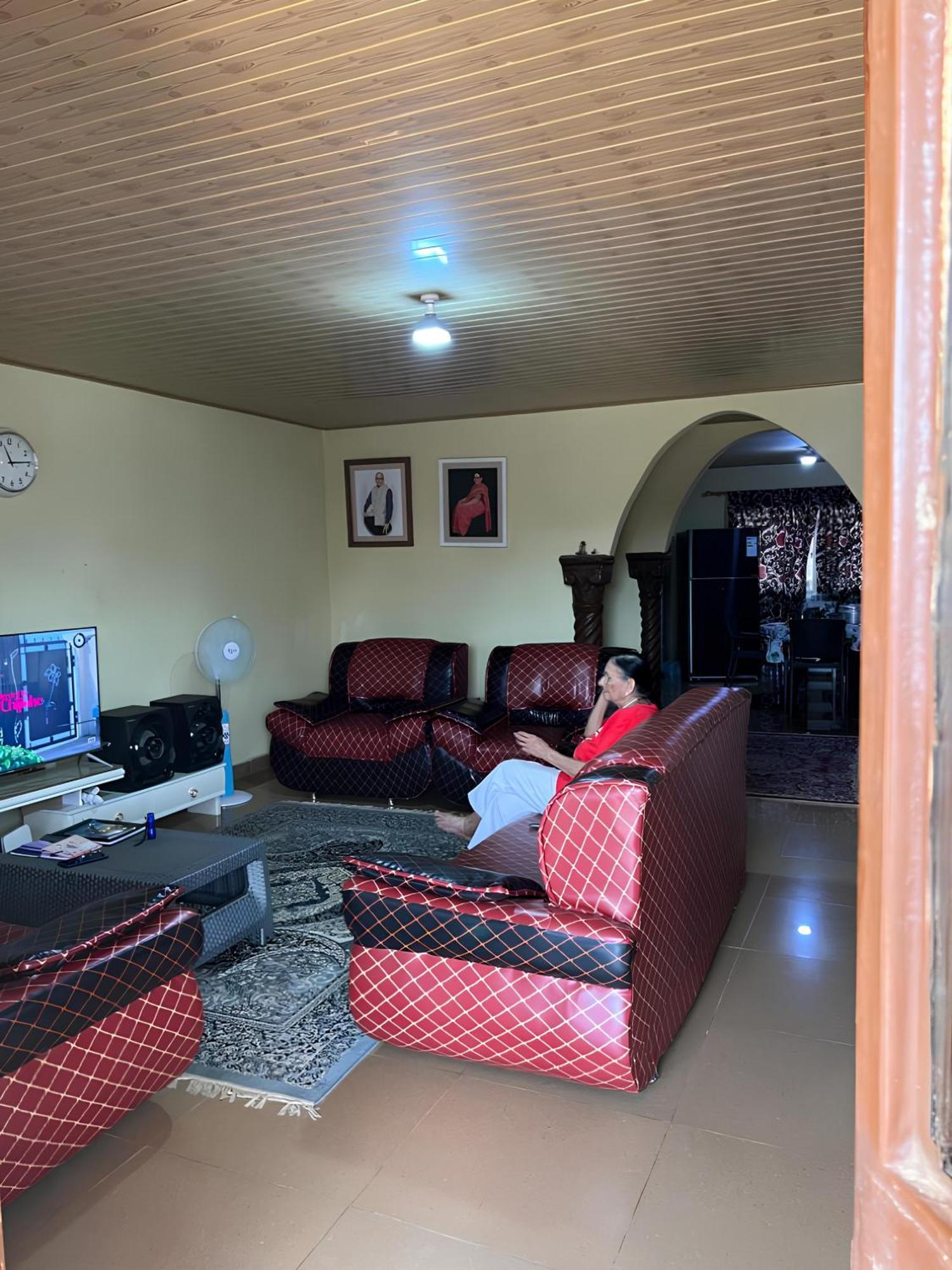 Yogi Home Stay Near Freetown Airport Екстериор снимка